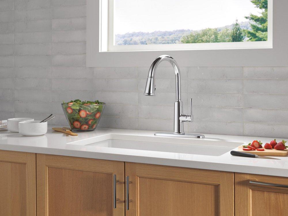 Single Handle Pull Down Kitchen Faucet in Chrome 