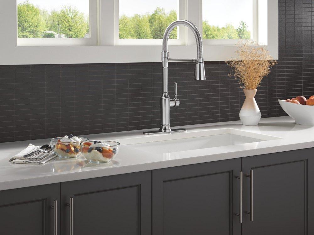 Single Handle Pull Down Kitchen Faucet in Lumicoat Arctic Stainless 