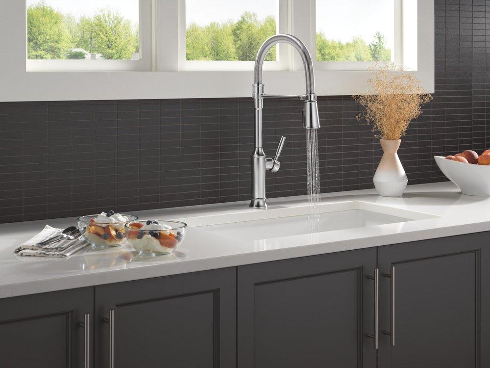 Single Handle Pull Down Kitchen Faucet in Lumicoat Arctic Stainless 