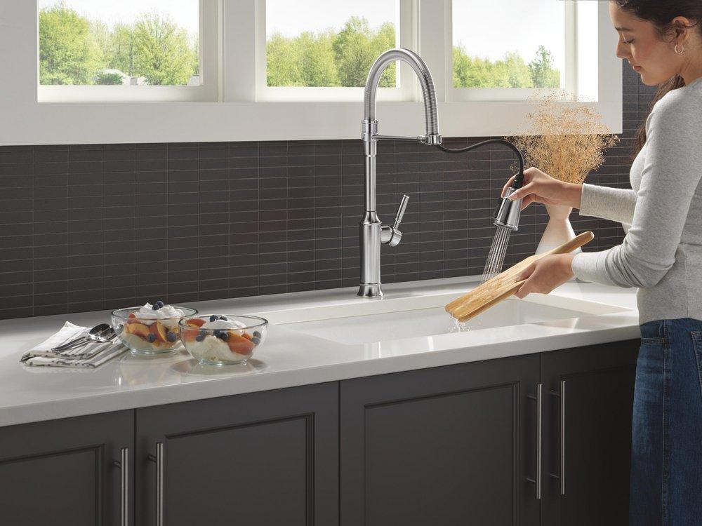 Single Handle Pull Down Kitchen Faucet in Lumicoat Arctic Stainless 