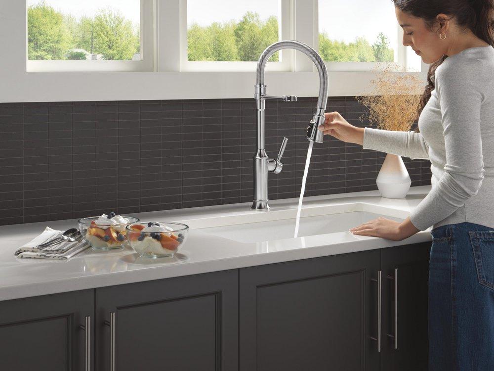 Single Handle Pull Down Kitchen Faucet in Lumicoat Arctic Stainless 