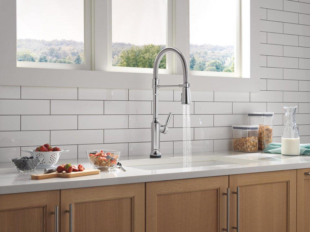 TOUCH2O TECHNOLOGY KITCHEN FAUCET WITH TOUCHLESS TECHNOLOGY IN LUMICOAT ARCTIC STAINLESS 