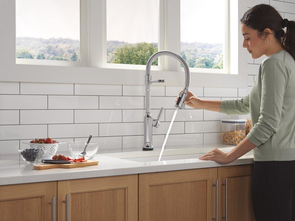 TOUCH2O TECHNOLOGY KITCHEN FAUCET WITH TOUCHLESS TECHNOLOGY IN LUMICOAT ARCTIC STAINLESS 