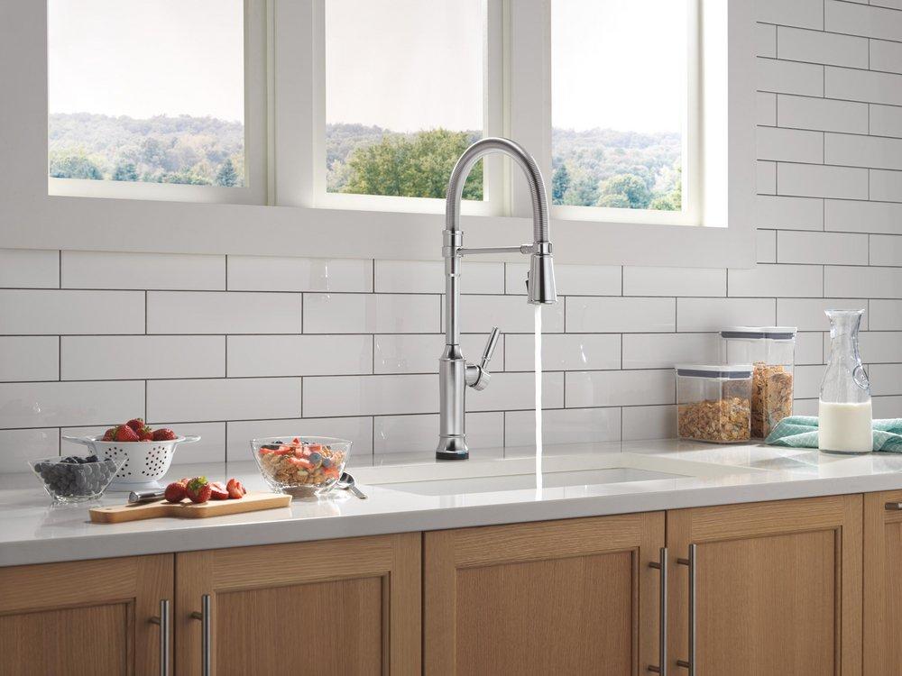 TOUCH2O TECHNOLOGY KITCHEN FAUCET WITH TOUCHLESS TECHNOLOGY IN LUMICOAT ARCTIC STAINLESS 