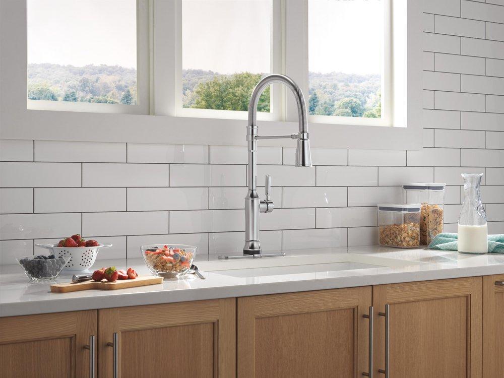 TOUCH2O TECHNOLOGY KITCHEN FAUCET WITH TOUCHLESS TECHNOLOGY IN LUMICOAT ARCTIC STAINLESS 