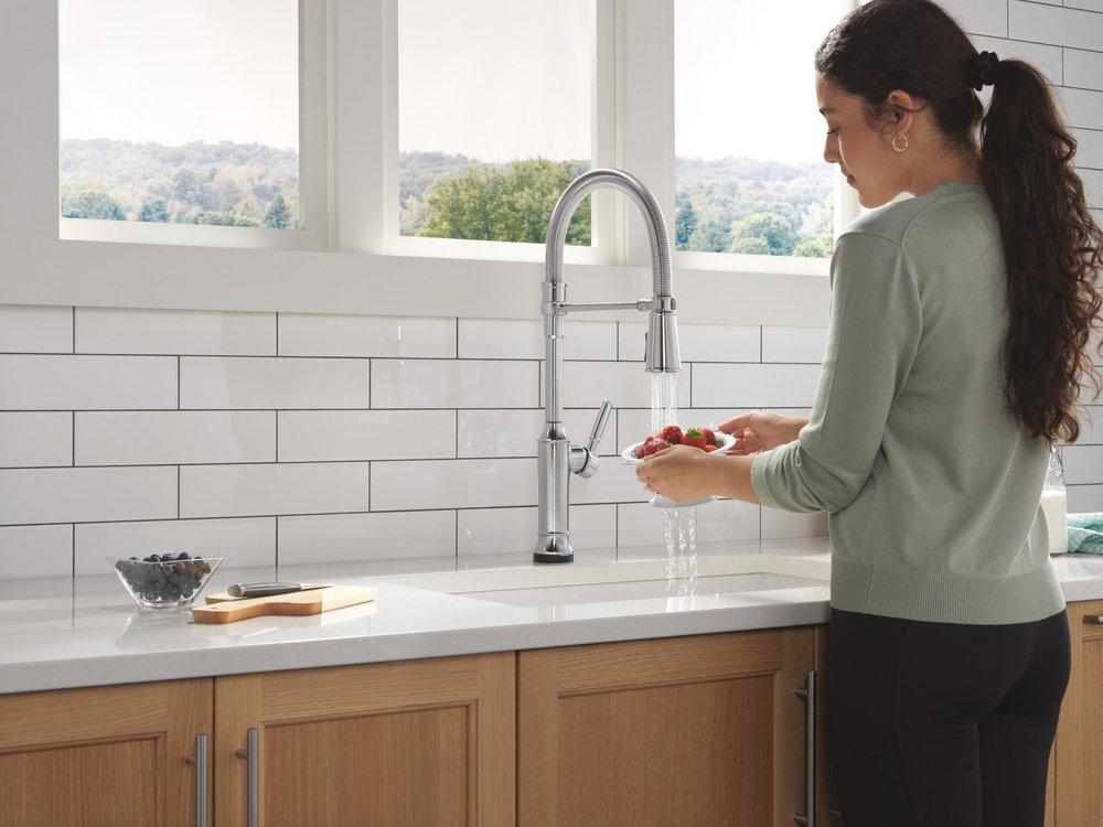 TOUCH2O TECHNOLOGY KITCHEN FAUCET WITH TOUCHLESS TECHNOLOGY IN LUMICOAT ARCTIC STAINLESS 