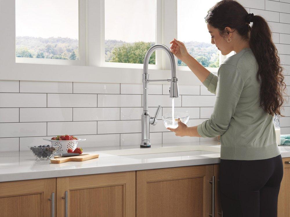 TOUCH2O TECHNOLOGY KITCHEN FAUCET WITH TOUCHLESS TECHNOLOGY IN LUMICOAT ARCTIC STAINLESS 
