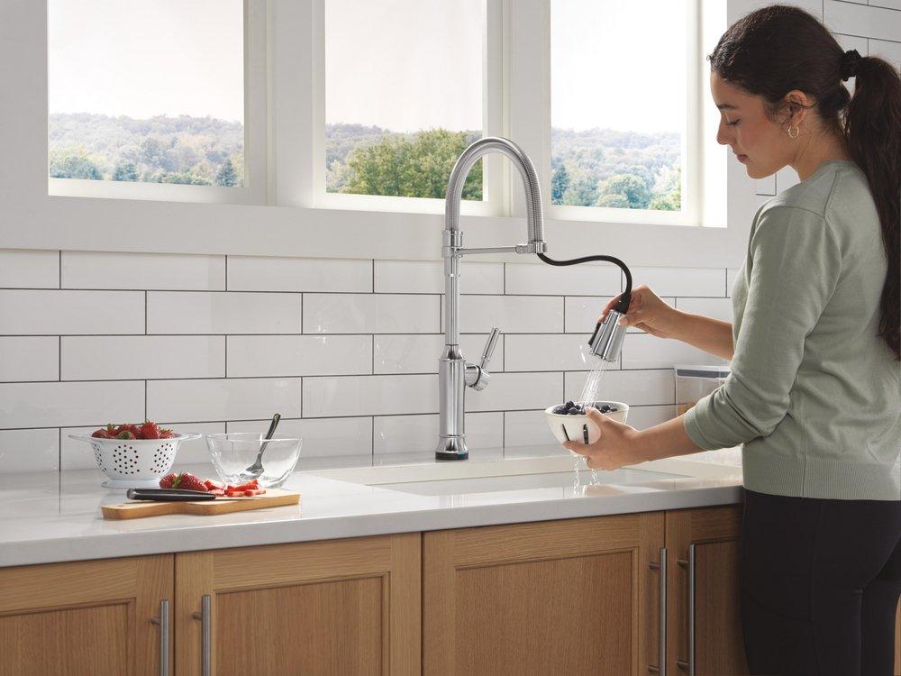 TOUCH2O TECHNOLOGY KITCHEN FAUCET WITH TOUCHLESS TECHNOLOGY IN LUMICOAT ARCTIC STAINLESS 