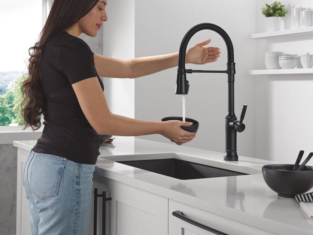 TOUCH2O TECHNOLOGY KITCHEN FAUCET WITH TOUCHLESS TECHNOLOGY IN MATTE BLACK 