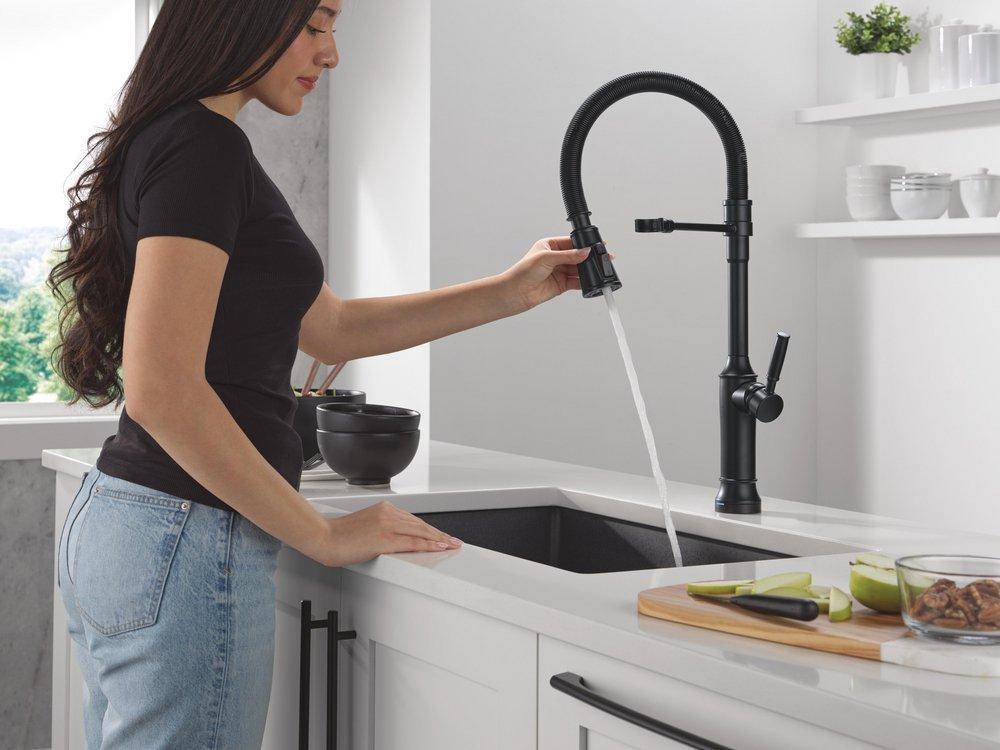 TOUCH2O TECHNOLOGY KITCHEN FAUCET WITH TOUCHLESS TECHNOLOGY IN MATTE BLACK 