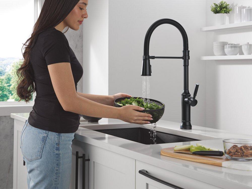 TOUCH2O TECHNOLOGY KITCHEN FAUCET WITH TOUCHLESS TECHNOLOGY IN MATTE BLACK 