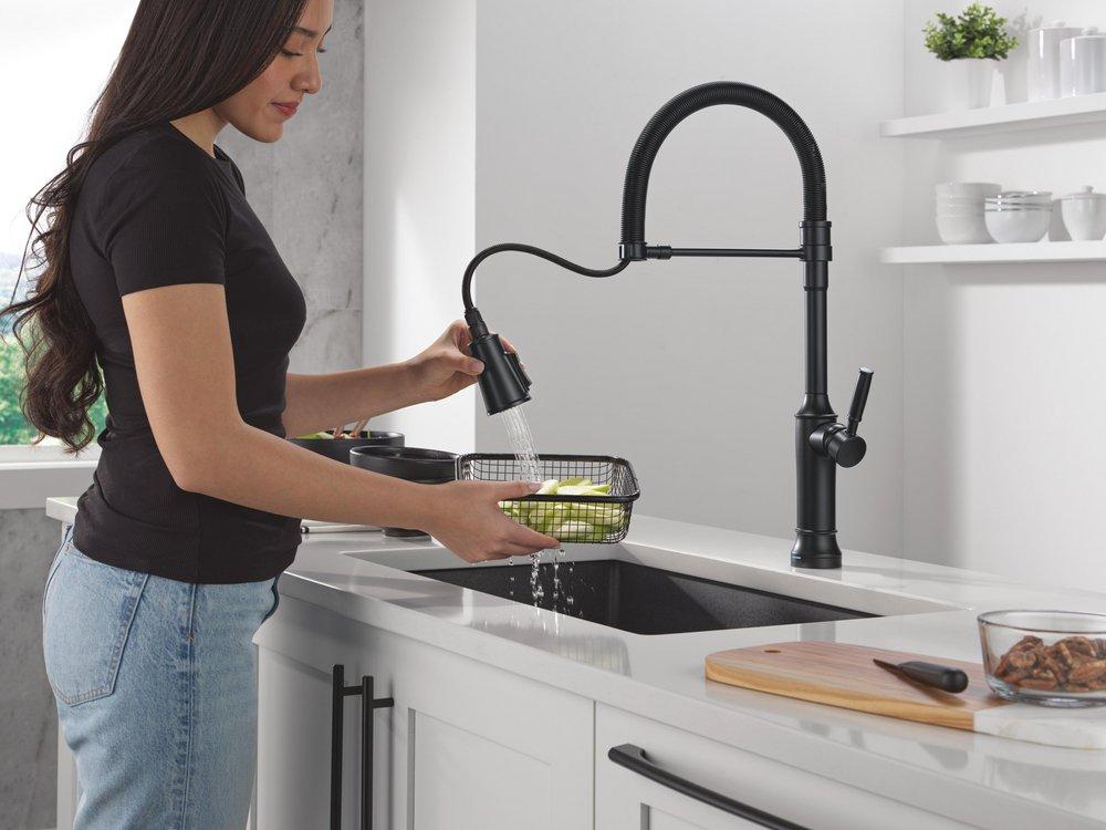 TOUCH2O TECHNOLOGY KITCHEN FAUCET WITH TOUCHLESS TECHNOLOGY IN MATTE BLACK 