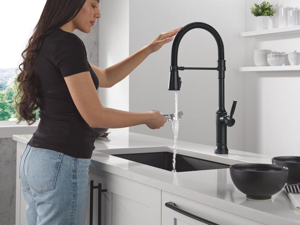 TOUCH2O TECHNOLOGY KITCHEN FAUCET WITH TOUCHLESS TECHNOLOGY IN MATTE BLACK 