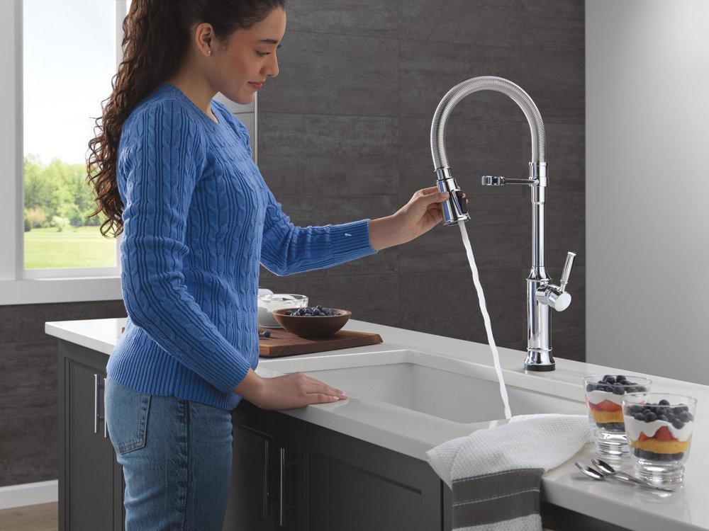 TOUCH2O TECHNOLOGY KITCHEN FAUCET WITH TOUCHLESS TECHNOLOGY IN LUMICOAT CHROME 