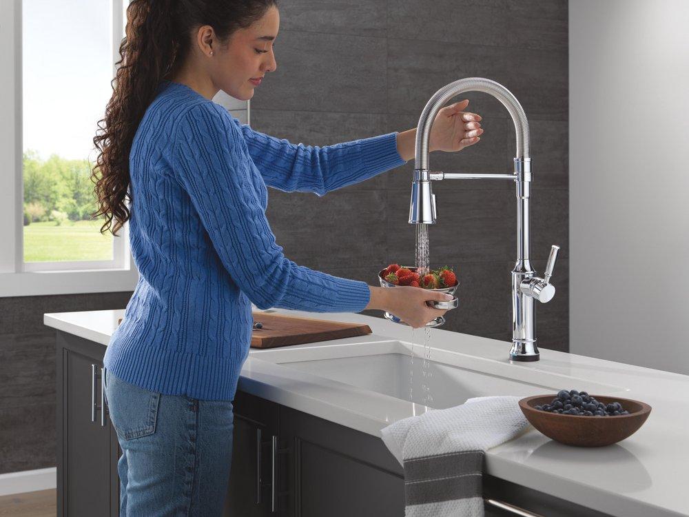 Single Handle Pull Down Touchless Kitchen Faucet in Lumicoat Chrome 