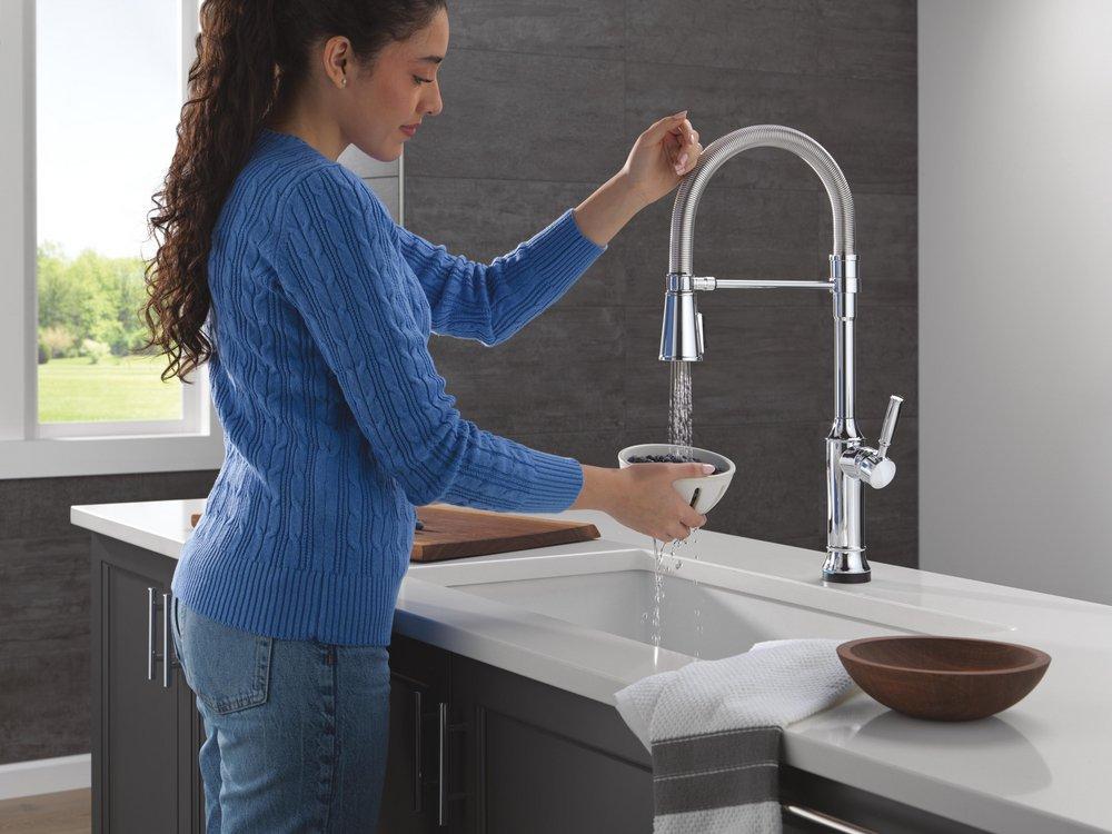 Single Handle Pull Down Touchless Kitchen Faucet in Lumicoat Chrome 