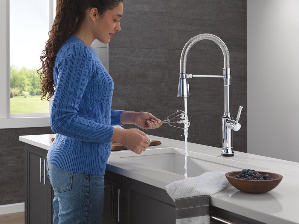 Single Handle Pull Down Touchless Kitchen Faucet in Lumicoat Chrome 