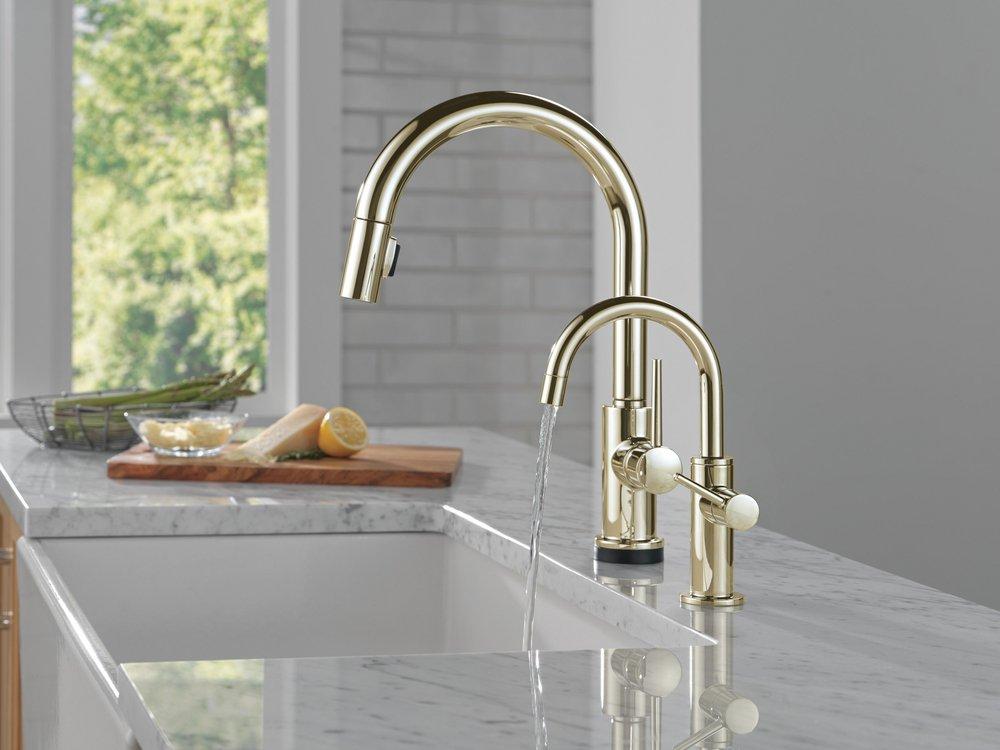 DELTA TRINSIC TOUCH2O TECHNOLOGY KITCHEN FAUCET WITH TOUCHLESS TECHNOLOGY 