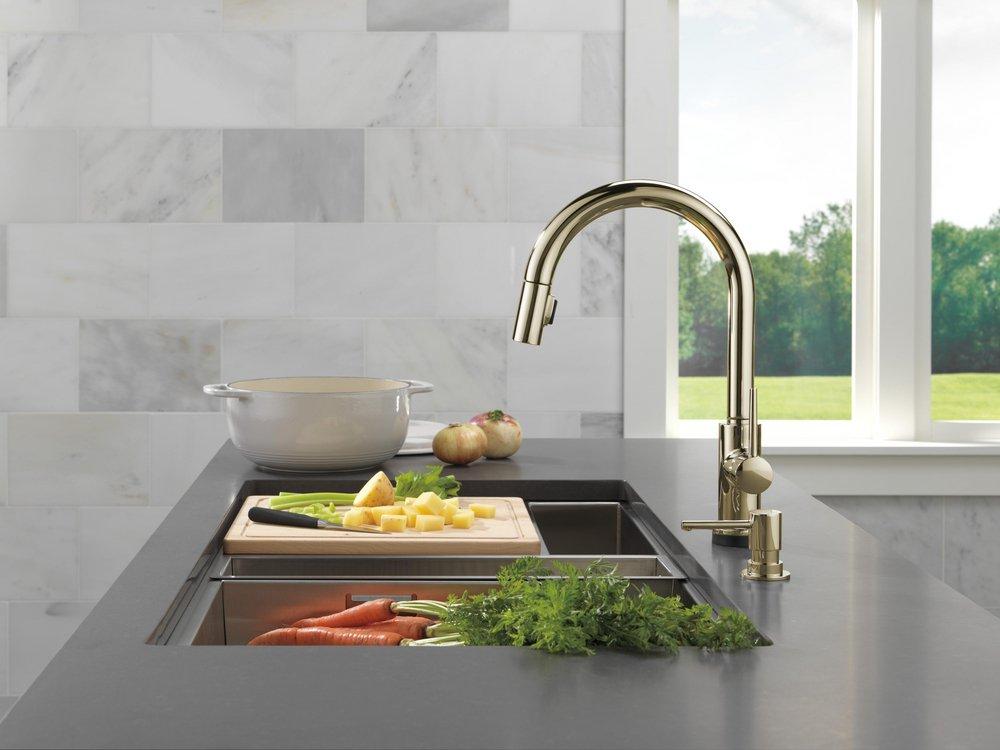 DELTA TRINSIC TOUCH2O TECHNOLOGY KITCHEN FAUCET WITH TOUCHLESS TECHNOLOGY 
