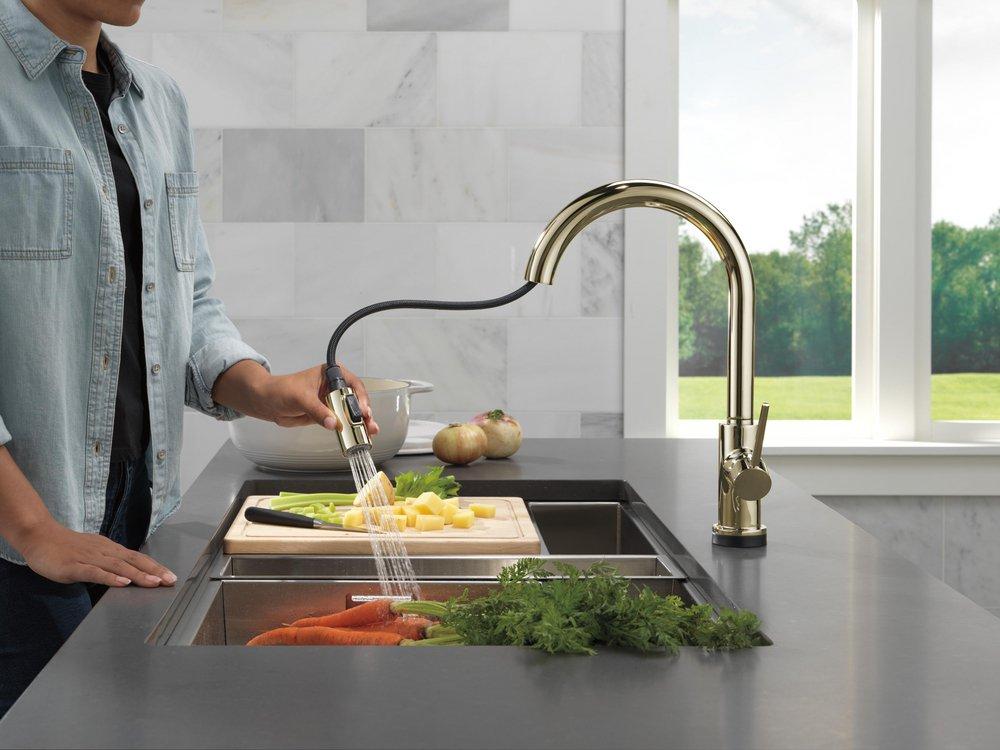 DELTA TRINSIC TOUCH2O TECHNOLOGY KITCHEN FAUCET WITH TOUCHLESS TECHNOLOGY 
