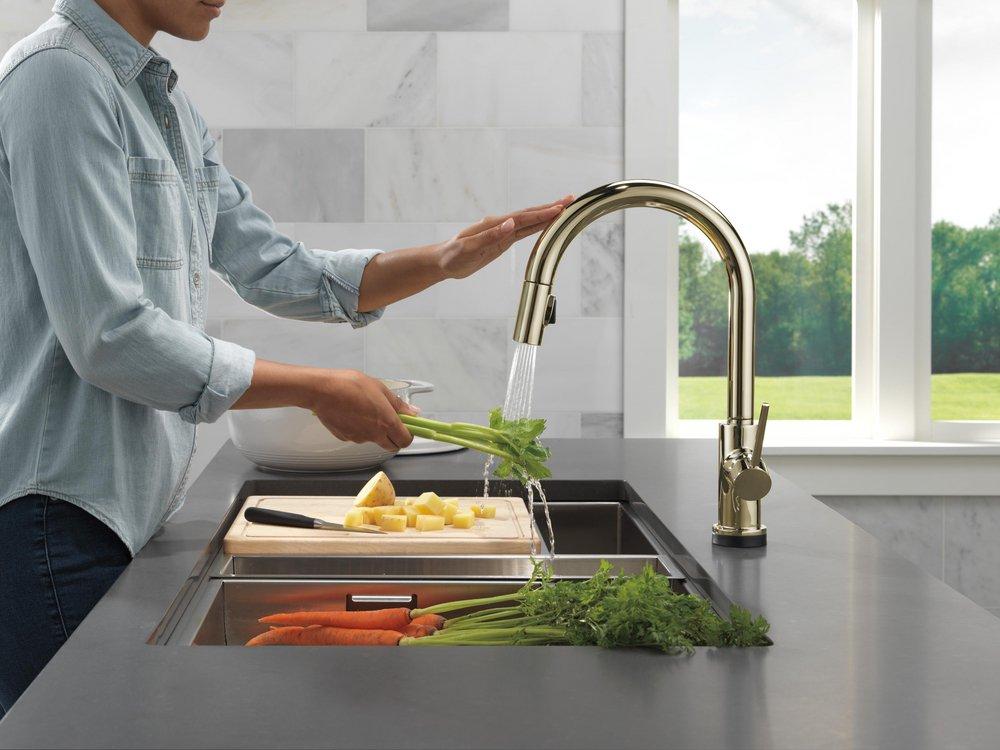 DELTA TRINSIC TOUCH2O TECHNOLOGY KITCHEN FAUCET WITH TOUCHLESS TECHNOLOGY 