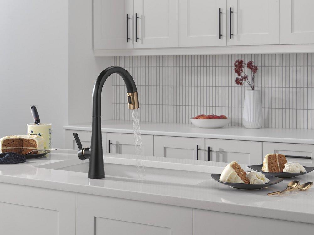 DELTA MONROVIA TOUCH2O TECHNOLOGY KITCHEN FAUCET WITH TOUCHLESS TECHNOLOGY 