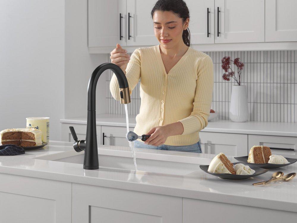DELTA MONROVIA TOUCH2O TECHNOLOGY KITCHEN FAUCET WITH TOUCHLESS TECHNOLOGY 