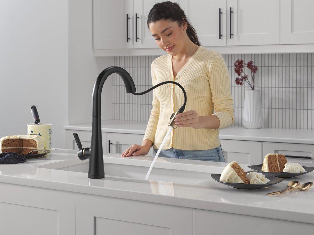DELTA MONROVIA TOUCH2O TECHNOLOGY KITCHEN FAUCET WITH TOUCHLESS TECHNOLOGY 