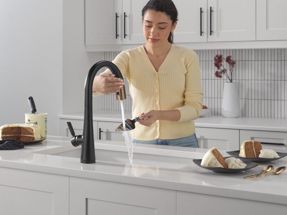 DELTA MONROVIA TOUCH2O TECHNOLOGY KITCHEN FAUCET WITH TOUCHLESS TECHNOLOGY 