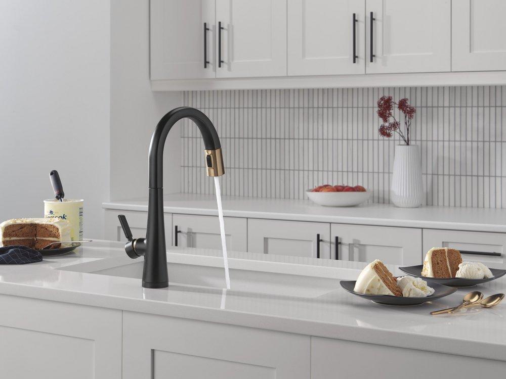 DELTA MONROVIA TOUCH2O TECHNOLOGY KITCHEN FAUCET WITH TOUCHLESS TECHNOLOGY 