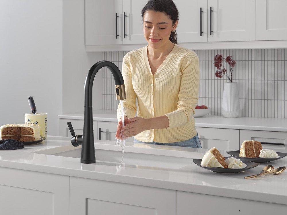 DELTA MONROVIA TOUCH2O TECHNOLOGY KITCHEN FAUCET WITH TOUCHLESS TECHNOLOGY 