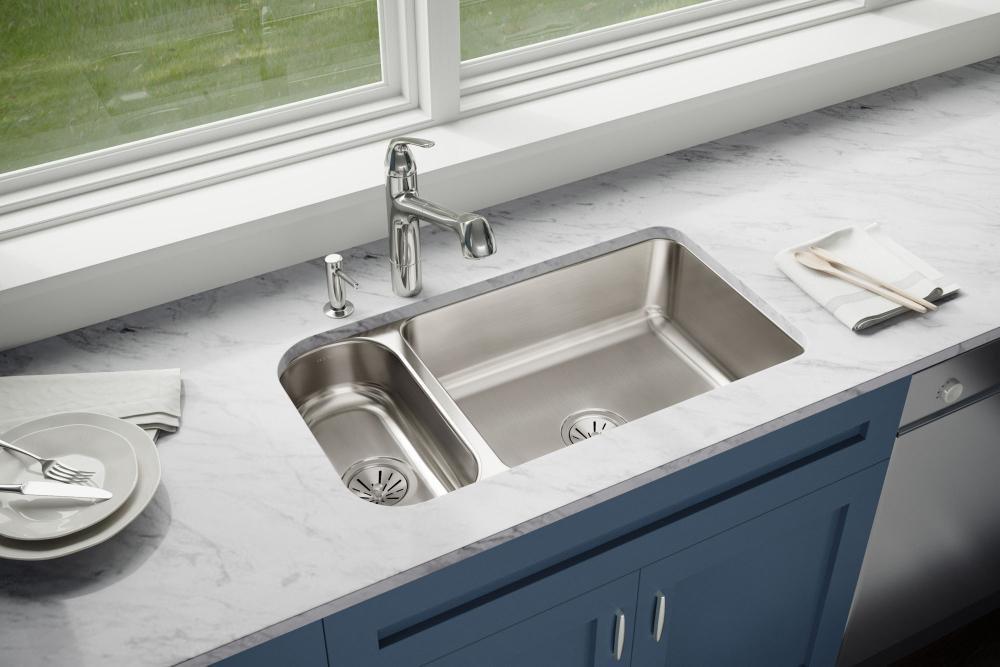 Elkay Lustrous Satin 32-1/4 x 18-1/4 in. No Hole Stainless Steel Double Bowl Undermount Kitchen Sink 