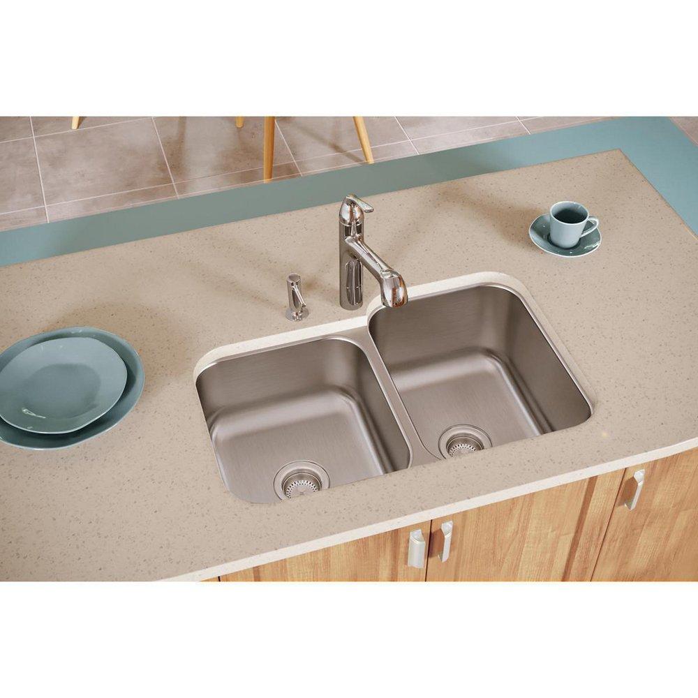 Dayton Radiant Satin 31-3/4 x 20-1/2 in. No Hole Stainless Steel Double Bowl Undermount Kitchen Sink 