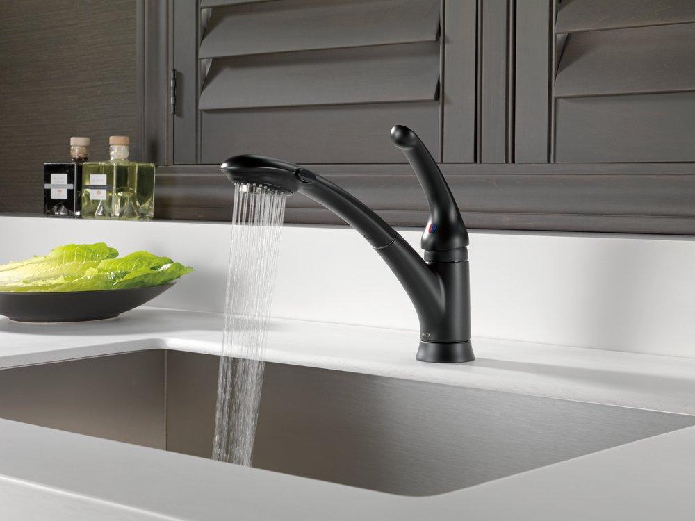 Delta Faucet Polished Chrome Single Handle Pull Out Kitchen Faucet 