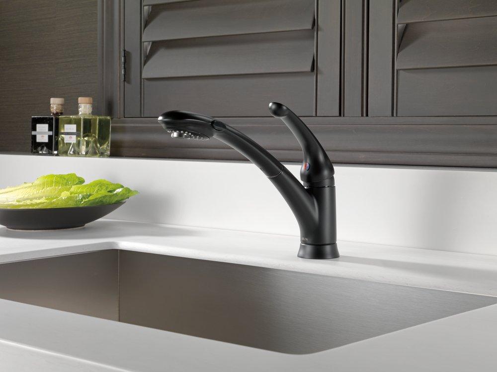 Delta Faucet Polished Chrome Single Handle Pull Out Kitchen Faucet 