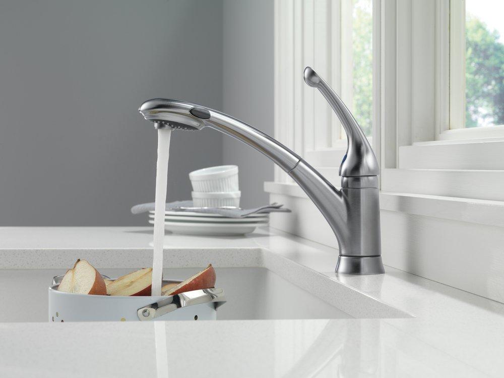 Delta Faucet Polished Chrome Single Handle Pull Out Kitchen Faucet 