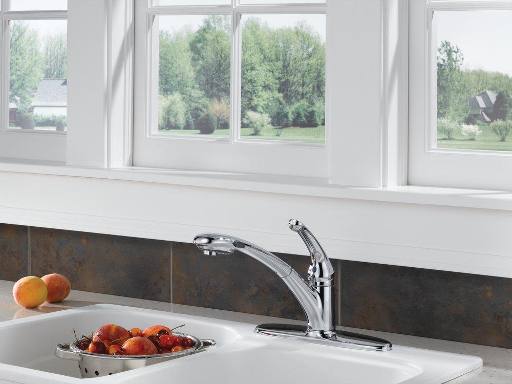 Delta Faucet Polished Chrome Single Handle Pull Out Kitchen Faucet 