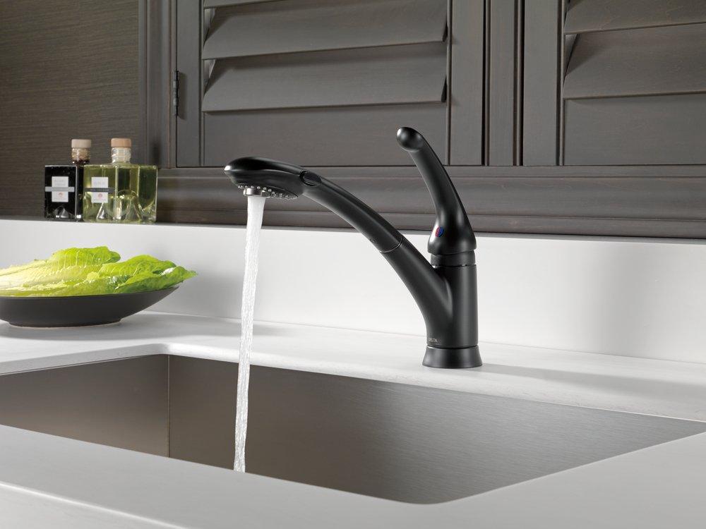 Delta Faucet Polished Chrome Single Handle Pull Out Kitchen Faucet 
