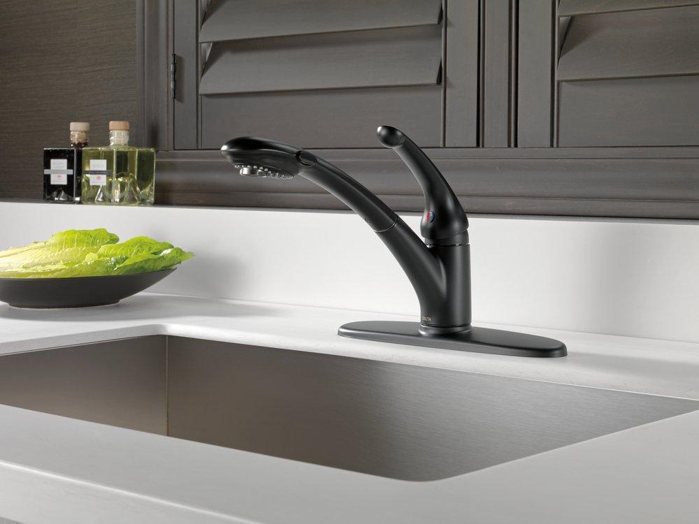 Delta Faucet Polished Chrome Single Handle Pull Out Kitchen Faucet 