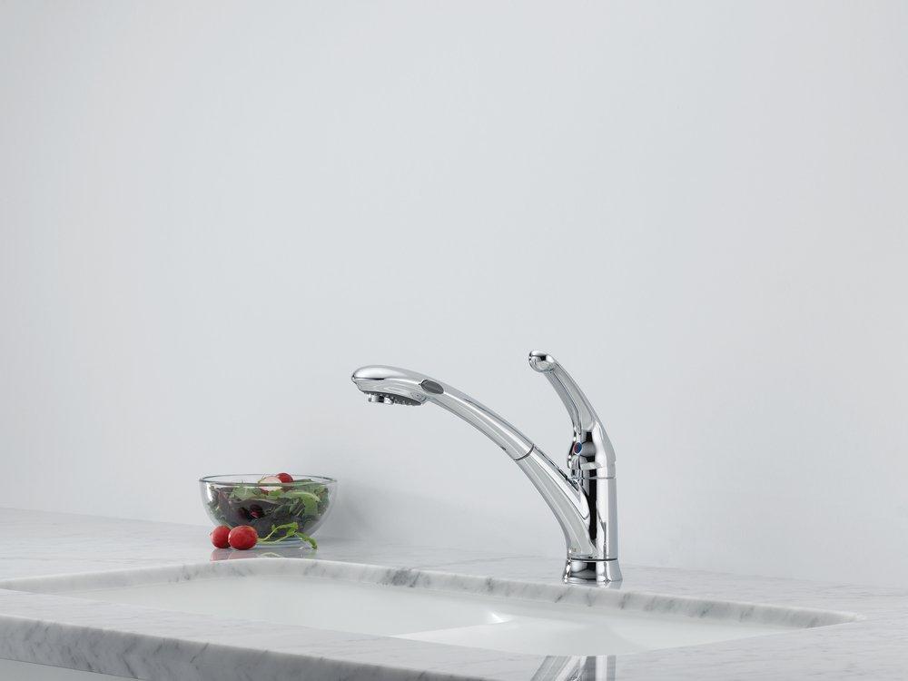 Delta Faucet Polished Chrome Single Handle Pull Out Kitchen Faucet 