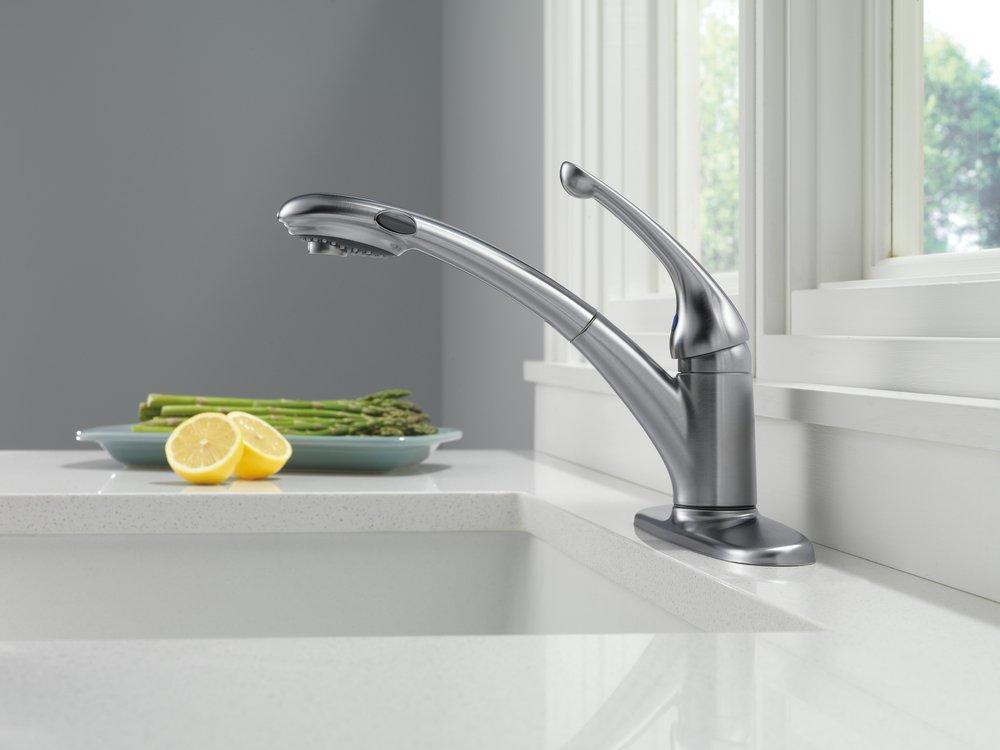Delta Faucet Polished Chrome Single Handle Pull Out Kitchen Faucet 