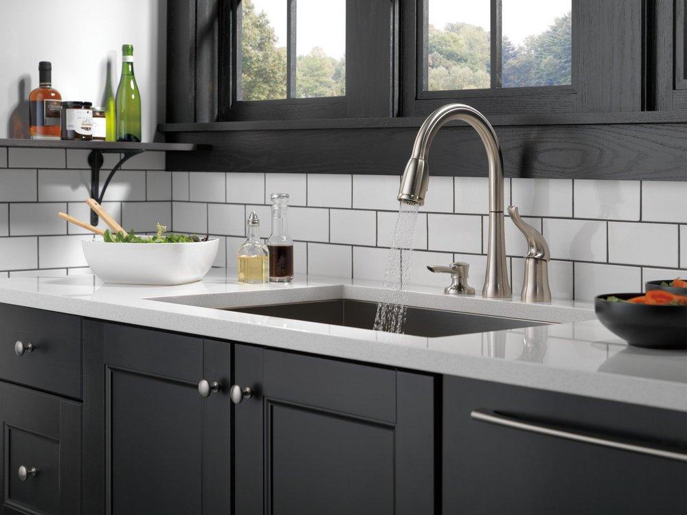Delta Faucet Brilliance&reg; Stainless Single Handle Pull Down Kitchen Faucet 