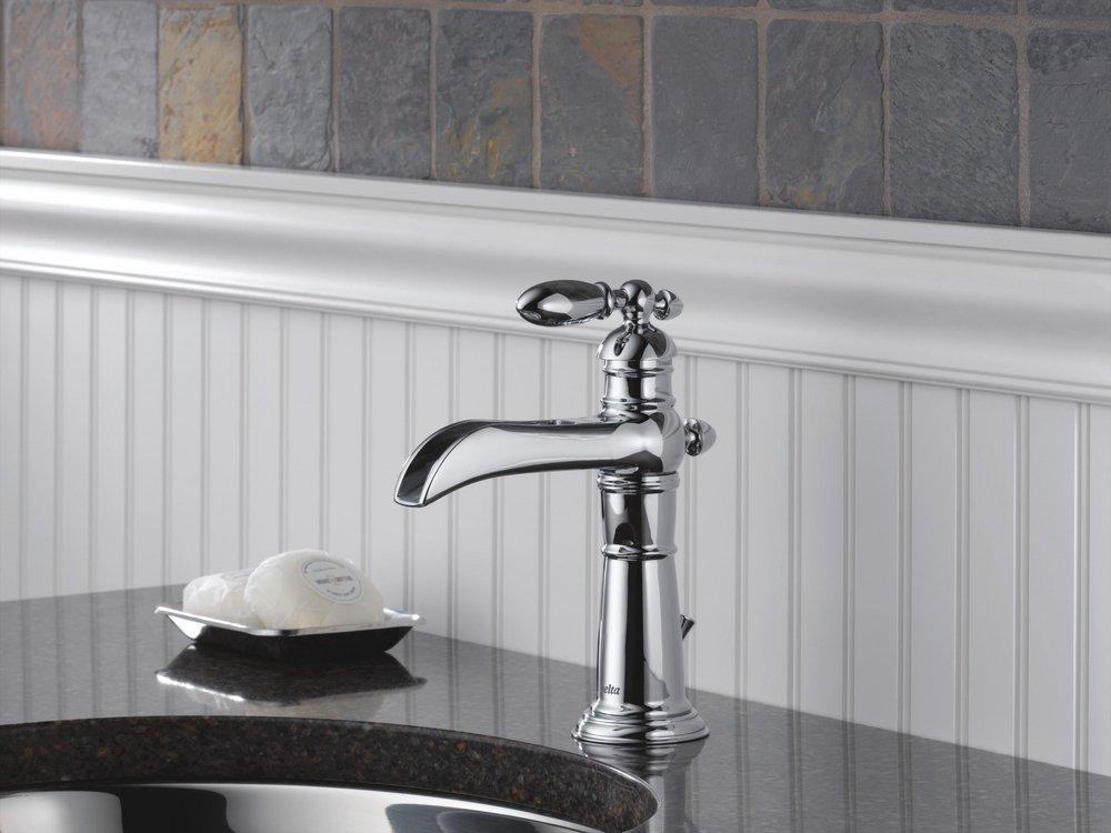 Delta Faucet Chrome Single Handle Centerset Bathroom Sink Faucet 