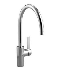 Single Handle Kitchen Faucet in Polished Chrome