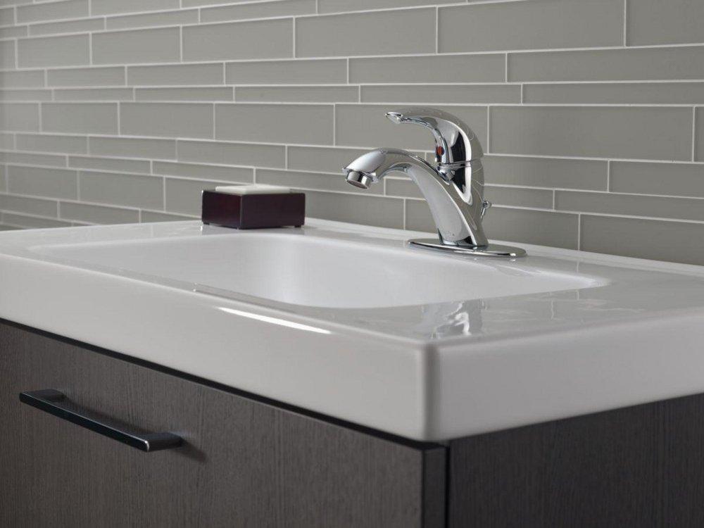 Delta Faucet Chrome Single Handle Centerset Bathroom Sink Faucet 