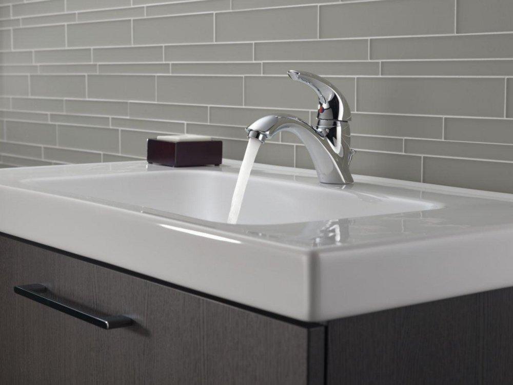 Delta Faucet Chrome Single Handle Centerset Bathroom Sink Faucet 