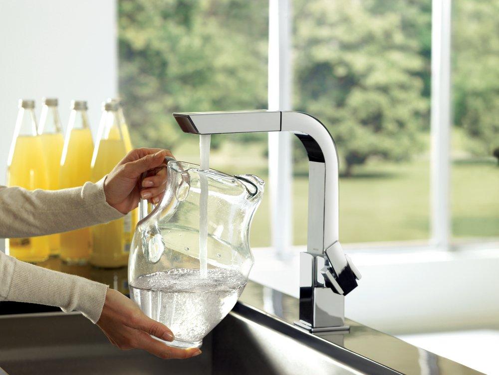 Moen Polished Chrome Single Handle Pull Out Kitchen Faucet 