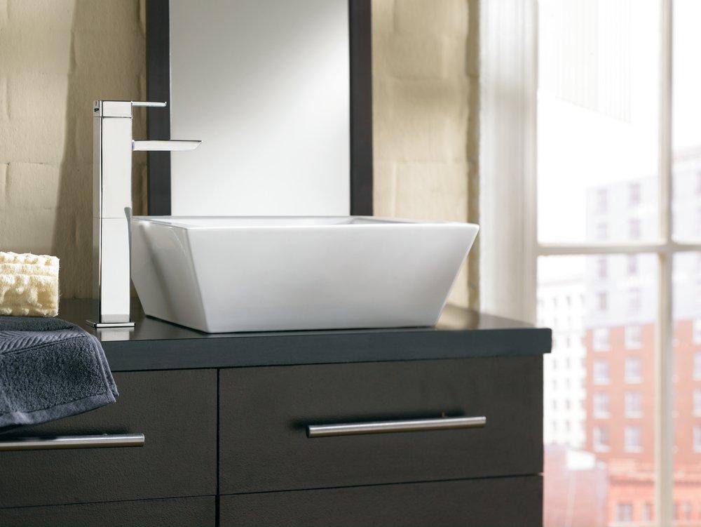 Moen Chrome Single Handle Centerset Bathroom Sink Faucet 