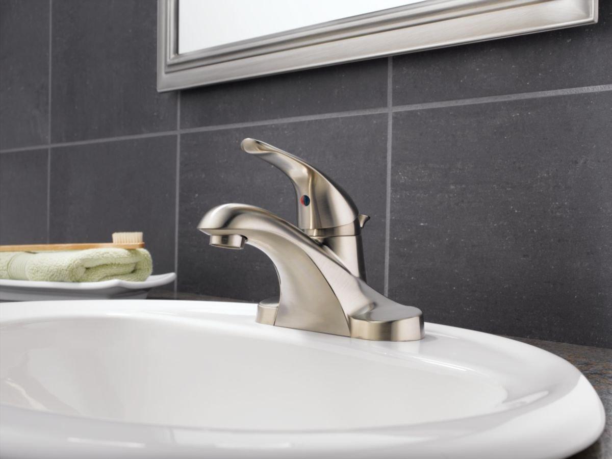 Delta Faucet Chrome Single Handle Centerset Bathroom Sink Faucet 