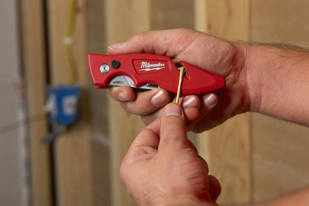 Milwaukee&reg; Black 1-1/4 in. Knife 